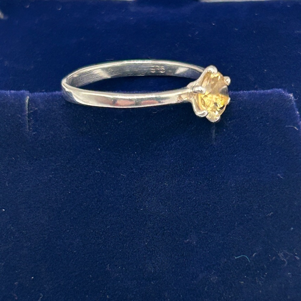 Vintage 925 Silver Ring with Yellow Cintrine Gemstone - Picture 4 of 9